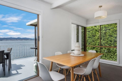 Sandy Bay Waterfront - Hotel Accommodation 1