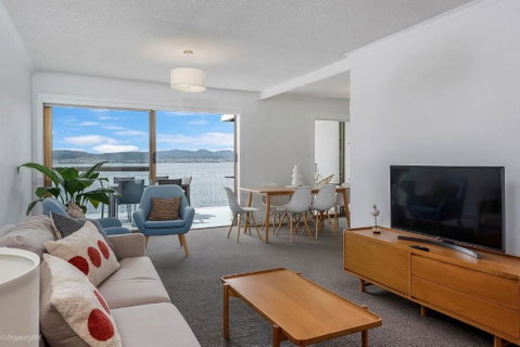 Sandy Bay Waterfront - Hotel Accommodation 2