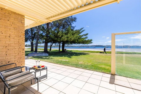 Sandy Beach House Corlette Unit 1 Waterfront WI-FI Aircon - Hotel Accommodation 2