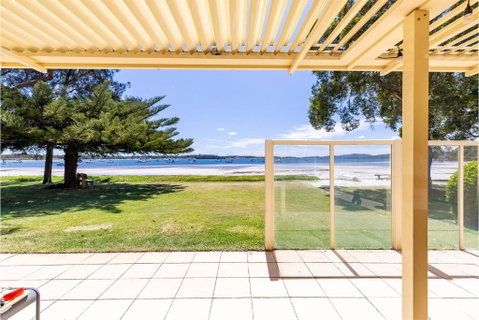 Sandy Beach House Corlette Unit 1 Waterfront WI-FI Aircon - Hotel Accommodation 1