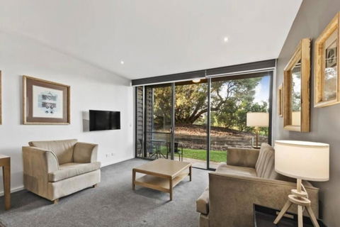 Scenic Golf & Spring 1BR Getaway - Hotel Accommodation 0