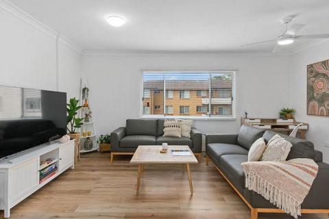 Sea Vista Escape - A Charming Waterside Stay - Hotel Accommodation 1