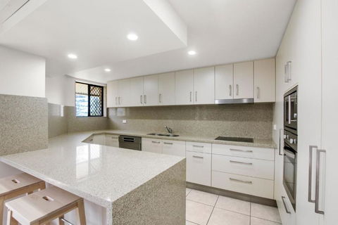 Seapines, Unit 4, 30 Victoria Tce, Kings Beach - Hotel Accommodation 2