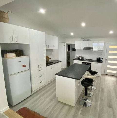 Seaspray Beach House - Pet Friendly - 50m To Beach - Hotel Accommodation 0