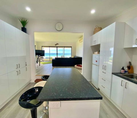 Seaspray Beach House - Pet Friendly - 50m To Beach - Hotel Accommodation 2
