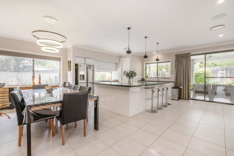 Serene 3-Bedroom Oasis With Pool & Lush Garden - Hotel Accommodation 2