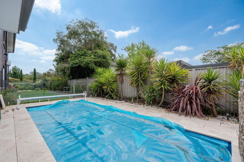 Serene 3-Bedroom Oasis With Pool & Lush Garden - Hotel Accommodation 1