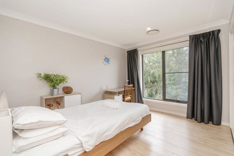 Serene 3-Bedroom Oasis With Pool & Lush Garden - Hotel Accommodation 3