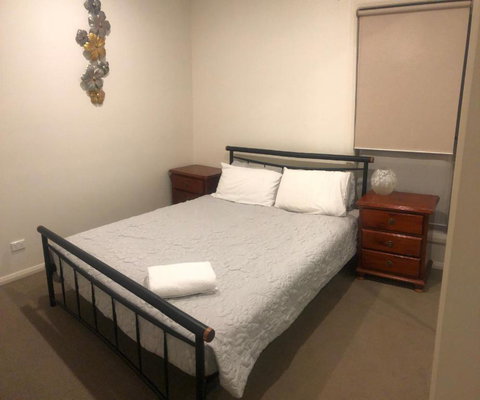 Serene Holiday Home-4 Bedroom Ensuite Home - Hotel Accommodation 1