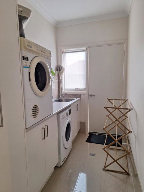 Serene Holiday Home-4 Bedroom Ensuite Home - Hotel Accommodation 2