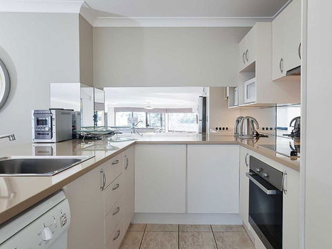 Skyline, 6,12 Thurlow Avenue - Unit With Stunning Views, Aircon And Wi-fi - Hotel Accommodation 3