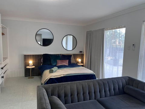 Sophisticated Spacious Self Contained Studio - Hotel Accommodation 2