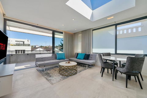Sleek 1BR Apartment With Skylight Near Coogee Beach - Hotel Accommodation 0