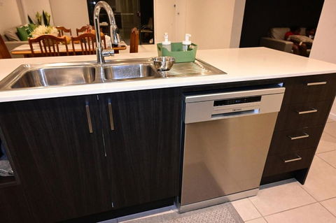 Spacious 4 Bedroom Retreat Fully Air Conditioned - Hotel Accommodation 1