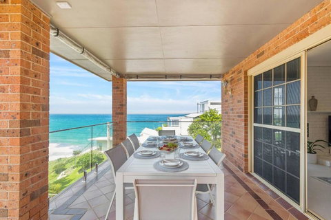Stanwell Park Escape - Sprawling Beachfront Living - Hotel Accommodation 0