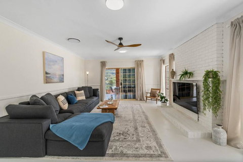 Stanwell Park Escape - Sprawling Beachfront Living - Hotel Accommodation 1