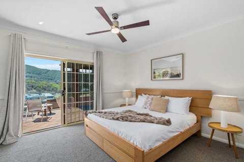 Stanwell Park Escape - Sprawling Beachfront Living - Hotel Accommodation 3