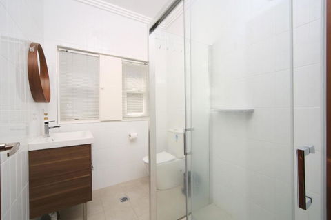 Sydney, Bexley North Holiday Home 3bedrooms, Free Parking, Close To Train Station And CBD - Hotel Accommodation 3