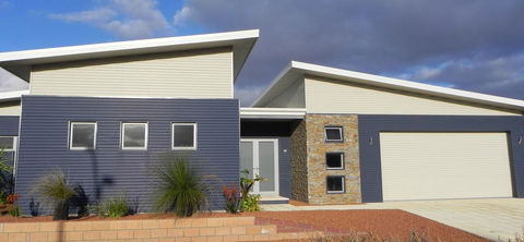 Beautifully Appointed Large Family Home - Hotel Accommodation 1