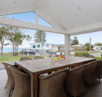 Beauty and the Beach' 88 Foreshore Drive - large home with WIFI  water views - Hotel Accommodation