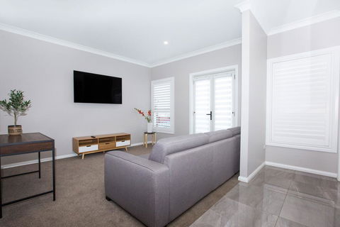 Best Central Wagga Townhouse - Hotel Accommodation 2