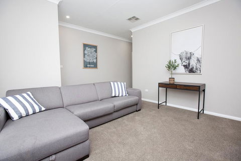 Best Central Wagga Townhouse - Hotel Accommodation 3