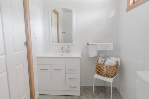 Bird In Hand Cottage, Port Noarlunga - Hotel Accommodation 1