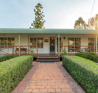 Birds 'n' Bloom Cottages - Hotel Accommodation