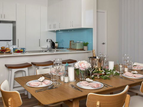 Blue Pelican - Pacific Views, Walk To Beach - Hotel Accommodation 3