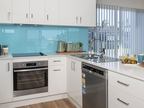 Blue Pelican - Pacific Views, Walk To Beach - Hotel Accommodation 2