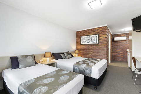 Blue Shades Motel - Hotel Accommodation 3