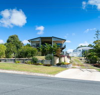 Blue Water Retreat - Upstairs  Downstairs - Hotel Accommodation