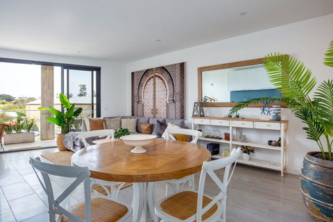 Blue Waters On The Beach: Absolute Beachfront, Views - Hotel Accommodation 1