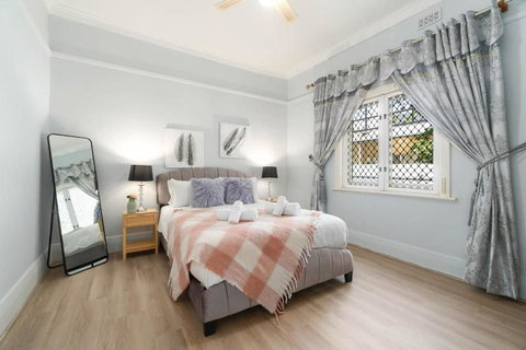 The Newly Renovated - Maylands Vacation Home - Hotel Accommodation 1