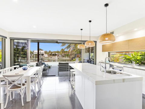 WATERFRONT HOME BORDERING MOOLOOLABA - Hotel Accommodation 2