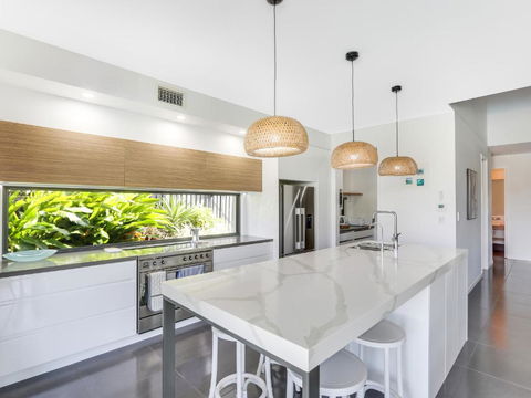 WATERFRONT HOME BORDERING MOOLOOLABA - Hotel Accommodation 3
