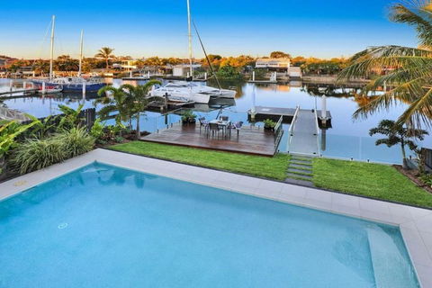 WATERFRONT HOME BORDERING MOOLOOLABA - Hotel Accommodation 1