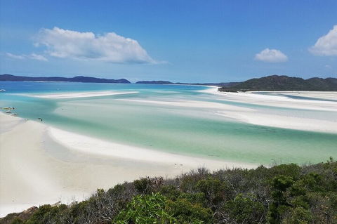 2-Night Whitsundays Sailing Cruise Incl. Whitehaven Beach & Great Barrier Reef - Hotel Accommodation 1