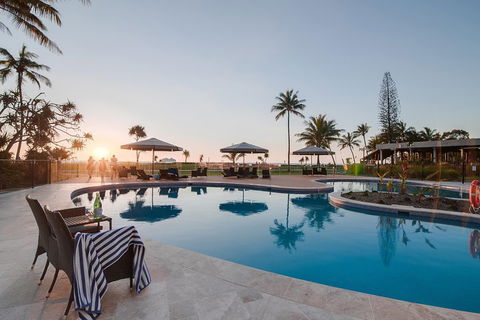 Tangalooma Island Resort Whale Watching Day Cruise With Dolphin Feeding - Hotel Accommodation 4